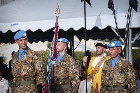 Il colonnello Rosa con il Sottufficiale di Corpo e la Bandiera colonnella