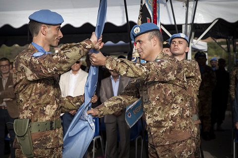 Il colonnello Rosa riceve la bandiera dell'ONU