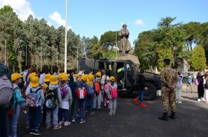 Le scolareche in visita alla mostra statica