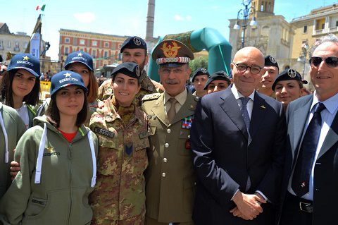 lecce 21 maggio Piazza S.Oronzo il Capo di SME e il Senatore La Torre con alcuni rappresentanti della Delegazione