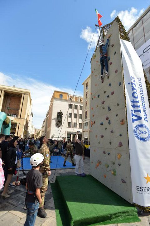 lecce 21 maggio Piazza S.Oronzo parete di roccia