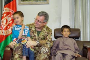 Gen. Mirra con i bambini dell'orfanotrofio