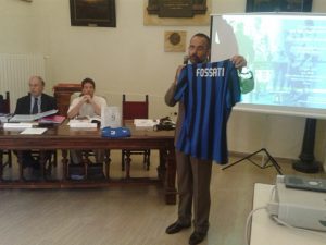 Il Colonnello DECHIGI mostra la maglietta ricevuta dalla FC Inter in ricordo della ricorrenza