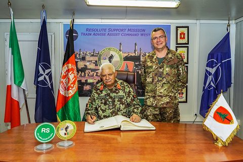 Il Ministro della Difesa Afghana firma l' Albo D'onore
