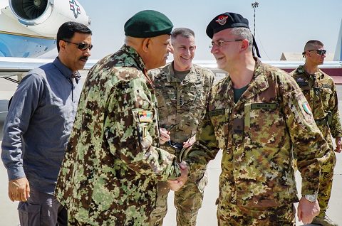 Il Ministro della Difesa afghano con il Gen Mirra