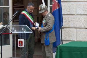 sindaco-tosi-consegna-medaglia-gen-primicerj