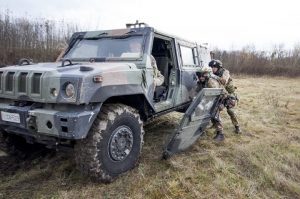 Apertura rapida di un VTLM effettuato da due fanti aeromobili appartenenti al 66° Reggimento Reggimento