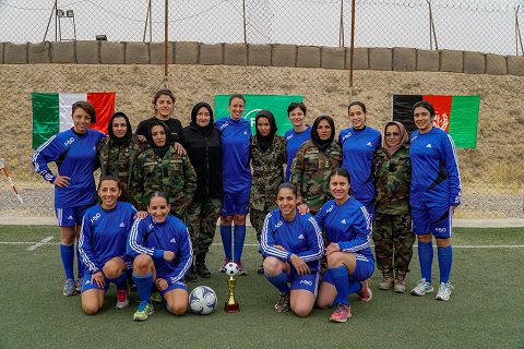le-giocatrici-italiane-con-le-colleghe-militari-afgane