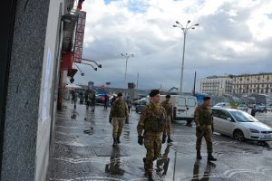 Foto 2 - Una pattuglia dell'Esercito a Piazza Garibaldi