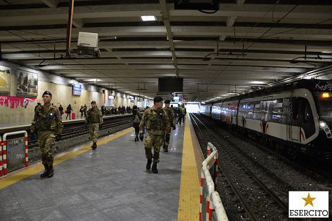 militari-durante-il-pattugliamento-alla-stazione-ferroviaria-di-napoli-centrale