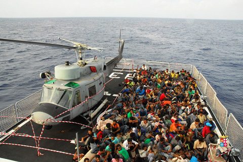 20151004_nave Aviere soccorre migranti_Marina Militare (6)