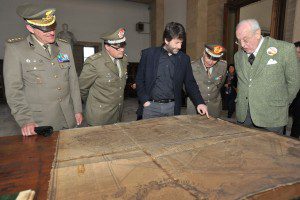 Il Ministro Franceschini e il Presidente Carandini ossevano una carta topografica dellìepoca spiegato dal Direttore del Museo, Colonnello Milone